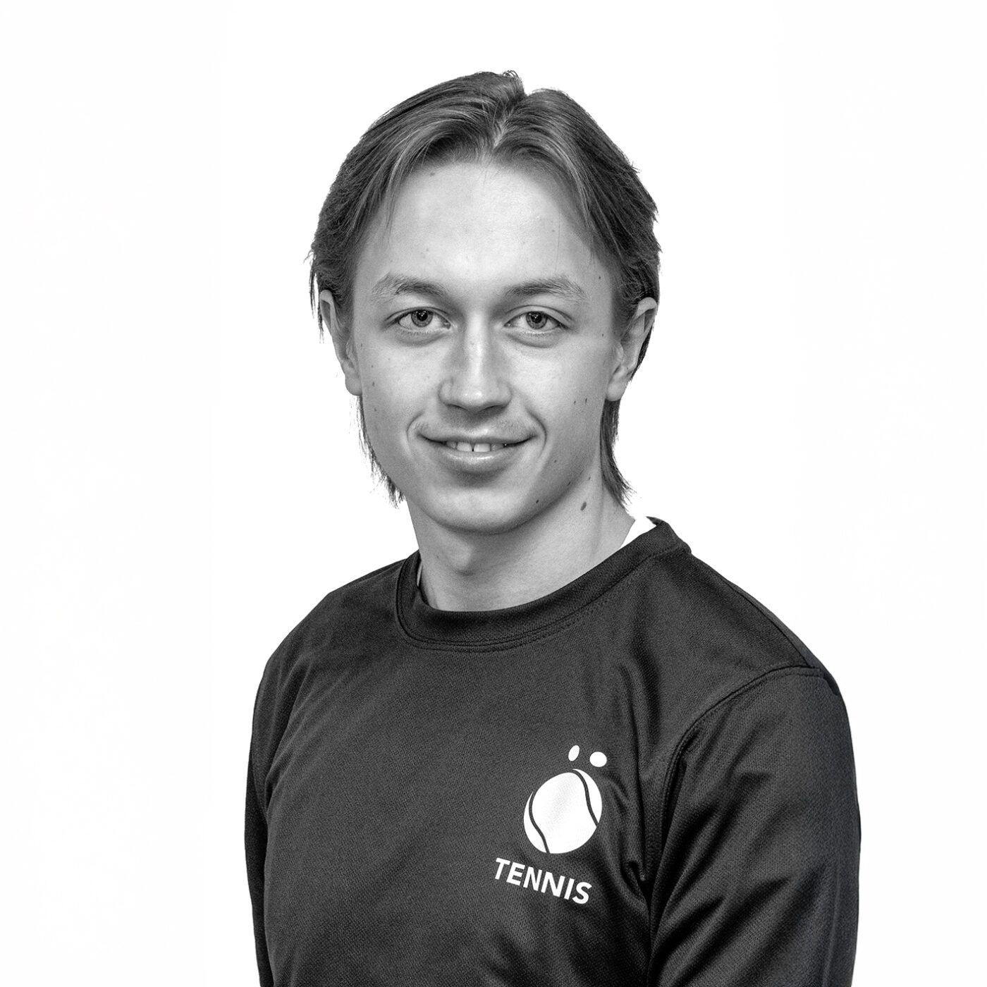 Svartvit bild på Elliot Wicklander som är tränare.